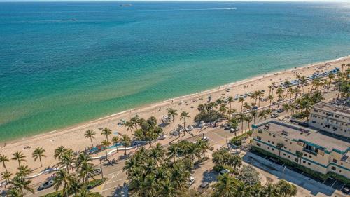 Central Beach Apartment | Condo by the Beach King Beds Lush Patio w BBQ Breakers Key One H0MES