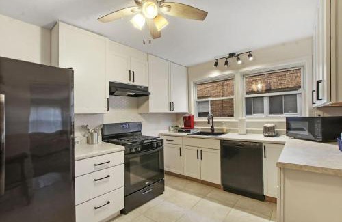 Evanston Apartment | Condo by the park & lake in the heart of Evanston!