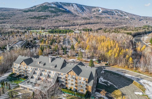 Beaupre Condo | Condo des Neiges. Vue Imprenable sur la Montagne, Piscine Intérieure
