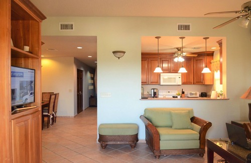 French Harbour Apartment | Condo for rent! Just 5 minutes from Little French Cay and Megaplaza Roa!