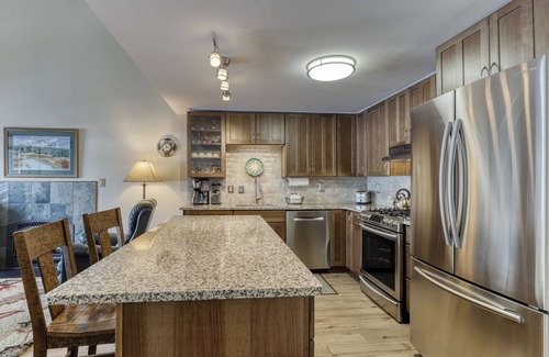 Overlook Park Condo | Condo in Great Location, View of Golf Course & SHARC Passes - Dogs OK