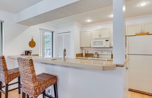 Hunt Club Condo | Condo in PGA National Resort w/Pool & Spa!
