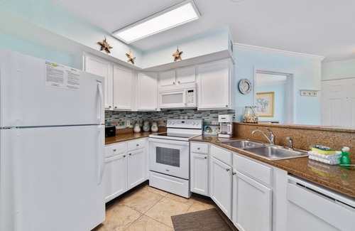 Gulf Shores Condo | Condo Near Ball Tournament Field with Pool