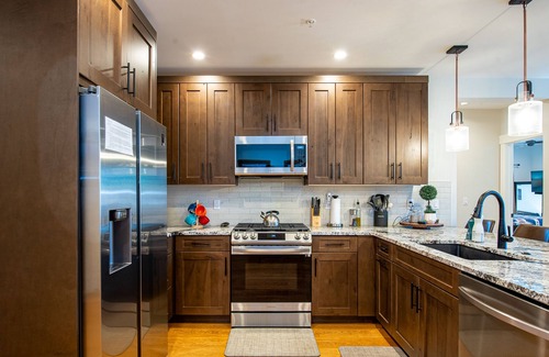Grand Lake Condo | Condo near the lake with balcony, gas fireplace, full kitchen, W/D, & partial AC