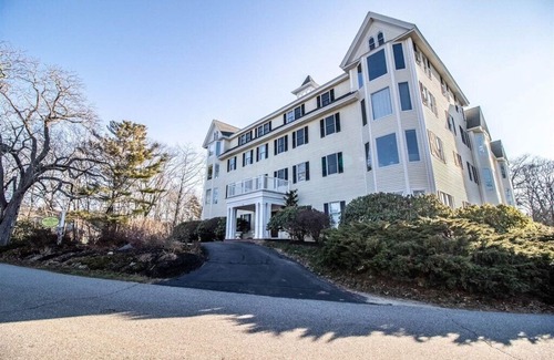 Kennebunkport Condo | Condo on Arlington -Ocean views from the roof top!
