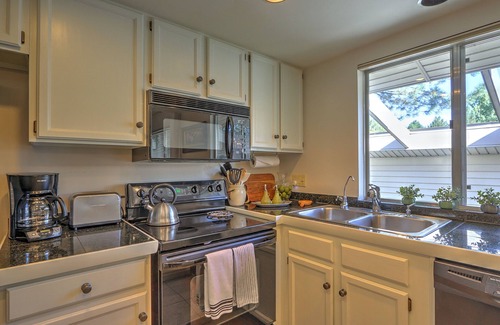 Carbondale Condo | Condo Overlooking Pond w/2 Fly Fishing Badges, Golf, Tennis & 24 Mi. to Aspen!
