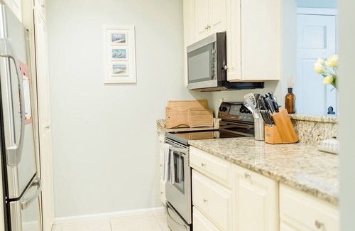 Demere Park Condo | Condo steps from pier and shops! Sleeps 4!