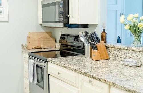 Demere Park Condo | Condo steps from pier and shops! Sleeps 4!