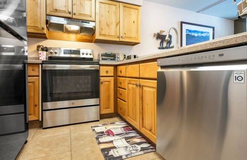 Bigfork Condo | Condo w/private balcony & waterfront views of Flathead Lake - Marina Cay Cozy Condo