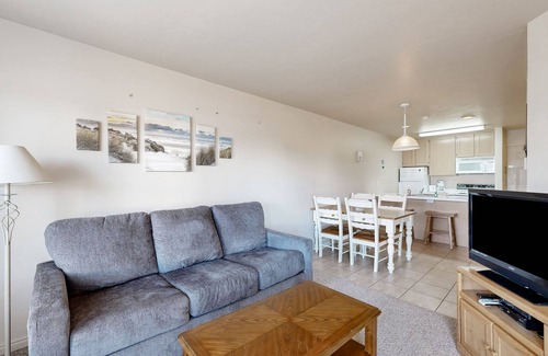 Harbor Village Condo | Condo w/private patio and access to shared pool/hot tub/tennis courts