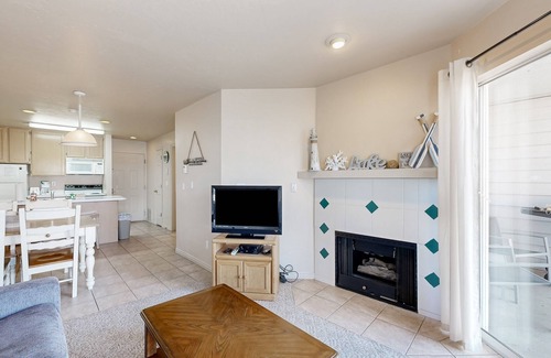 Harbor Village Condo | Condo w/private patio and access to shared pool/hot tub/tennis courts