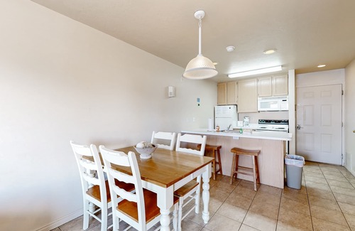 Harbor Village Condo | Condo w/private patio and access to shared pool/hot tub/tennis courts