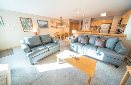 Mountain House Condo | Condo with large patio & quick walk to the lifts!