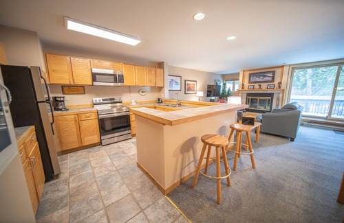 Mountain House Condo | Condo with large patio & quick walk to the lifts!