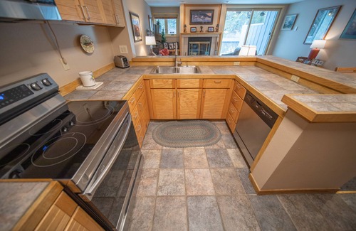 Mountain House Condo | Condo with large patio & quick walk to the lifts!