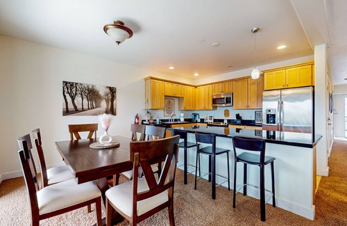 Seaside Condo | Condo with riverfront view - close to beaches & town - walk everywhere
