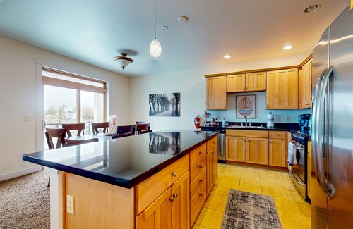 Seaside Condo | Condo with riverfront view - close to beaches & town - walk everywhere