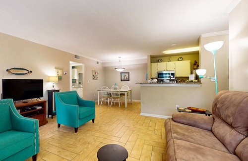 Gulf Shores Condo | Condo with screened porch & access to shared pool and hot tub