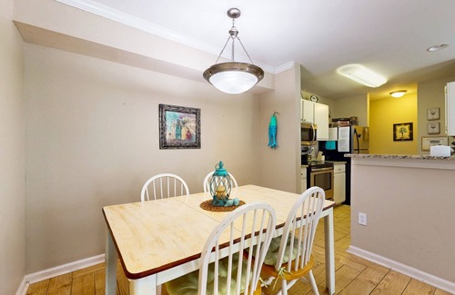 Gulf Shores Condo | Condo with screened porch & access to shared pool and hot tub