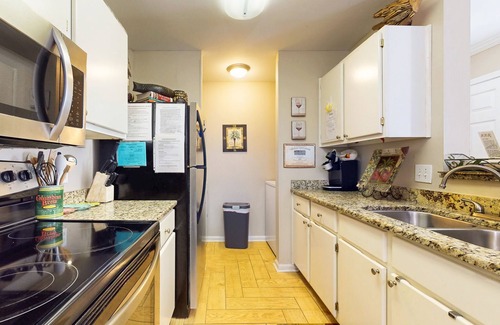 Gulf Shores Condo | Condo with screened porch & access to shared pool and hot tub