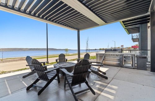 Lake City Condo | Condo with stunning views of Lake Pepin - Attached Garage Unit 106