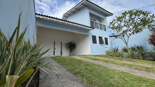 Parque Oasis House | Conforto e Diversão para Toda a Família 50m da Praia - churrasqueira - Sinuca - Jardim - vista lateral para o mar