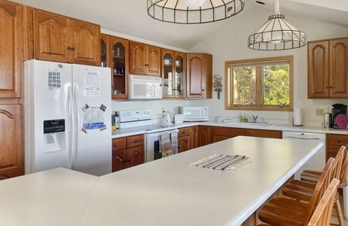 Richmond Hill Corridor House | Conifer Mountain Bliss: Tranquil Views of Pikes Peak