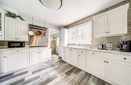 Conneaut House | Conneaut Vacation Rental w/Deck Near Lake Erie!