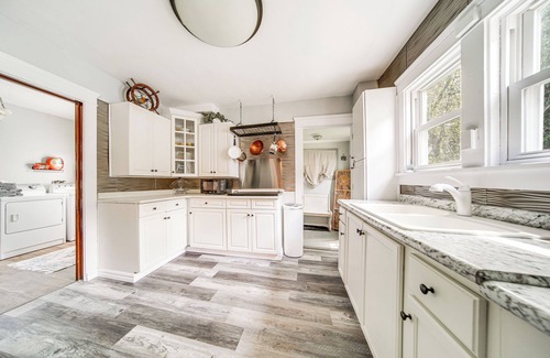 Conneaut House | Conneaut Vacation Rental w/Deck Near Lake Erie!