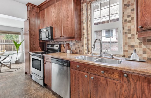 Downtown Edmonton House | CONNECT HOUSE - A charming 1930's bungalow in the heart of YEG