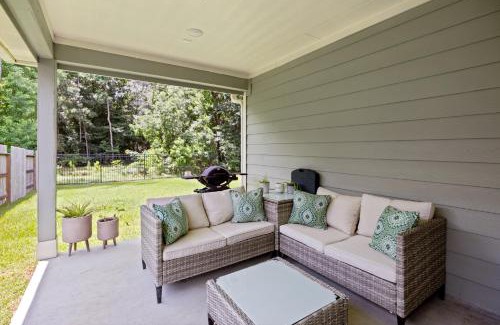 Conroe House | Conroe 3BR Sleeps 12 | Fenced Yard + Garage Games