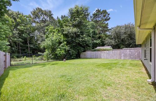 Conroe House | Conroe 3BR Sleeps 12 | Fenced Yard + Garage Games
