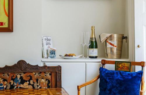Windsor City Centre Apartment | Consorts & Concubines, Opposite Windsor Castle, Castle view, Center of town, 4 Bed Apartment, Sleeps up to 7, Consorts & Concubines