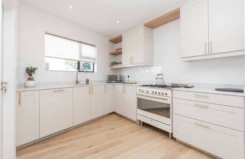 Constantia House | Constantia 4 Bedroom Beautifully Furnished Thatched House