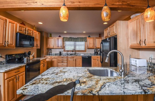 North Glade Hills House | Constantly Cozy | Lakefront + Community Amenities