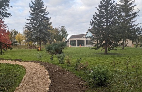 Ferrieres Bed & Breakfast | Contemporary house in a wooded garden