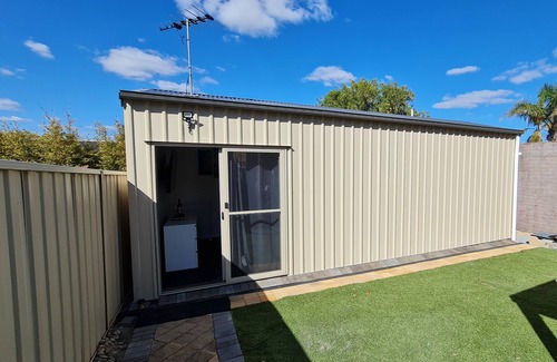 Port Noarlunga South Apartment | Contemporary studio, only metres to beach/surf, 10 mins to McLaren Vale wineries
