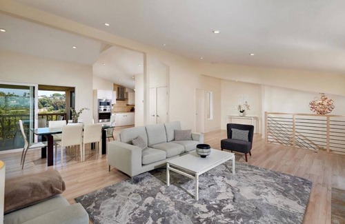 Solana Beach House | Contemporarily Designed Townhome With Fabulous Ocean Views !