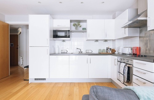Bristol Old City Apartment | Contemporary 1BD Flat - Bristol City Centre!