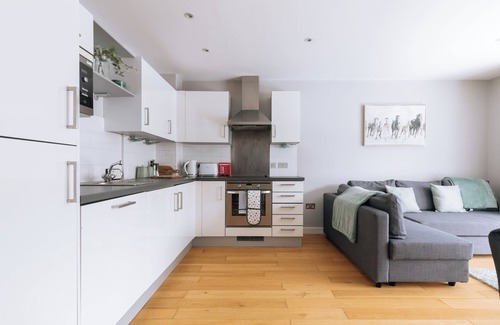 Bristol Old City Apartment | Contemporary 1BD Flat - Bristol City Centre!