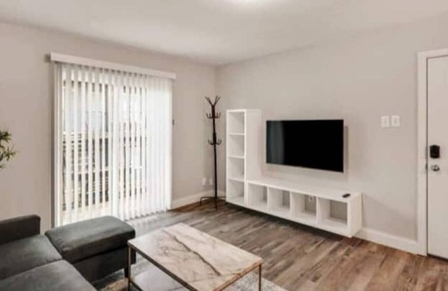 Vickery Meadow Apartment | Contemporary 1BR APT w/Kitchen