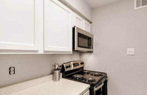 Vickery Meadow Apartment | Contemporary 1BR APT w/Kitchen