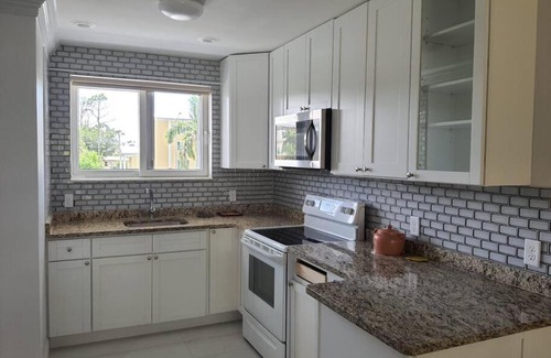 Sunrise Park Apartment | Contemporary 2-bed 2-bath condo