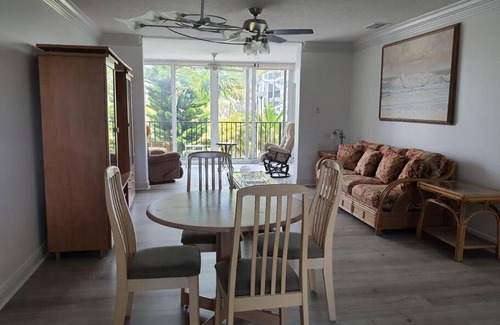 Sunrise Park Apartment | Contemporary 2-bed 2-bath condo