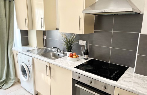 West Hendon Apartment | Contemporary 2 bed Apt Close to Mall with Free Parking & Fast Wifi