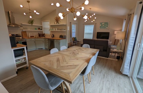 West Eugene Apartment | Contemporary 2 Bedroom Close to Downtown, Dining