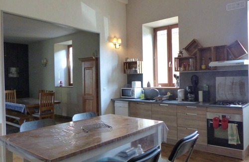 Chantelle Cottage | Contemporary 2-BR Getaway with Private Terrace, Near Scenic Hikes & Spa (Apr-Sep)