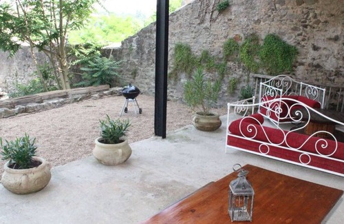 Chantelle Cottage | Contemporary 2-BR Getaway with Private Terrace, Near Scenic Hikes & Spa (Apr-Sep)