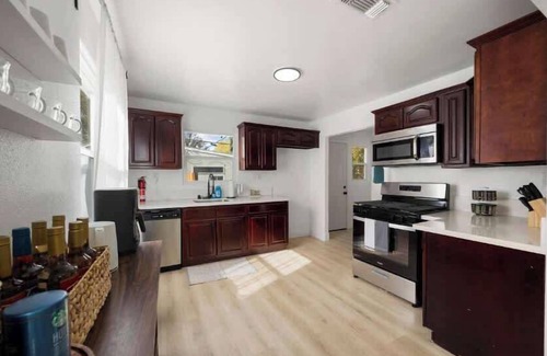 Southeastern Sacramento House | Contemporary 2B/1BA Pad in the Prime of Sacramento