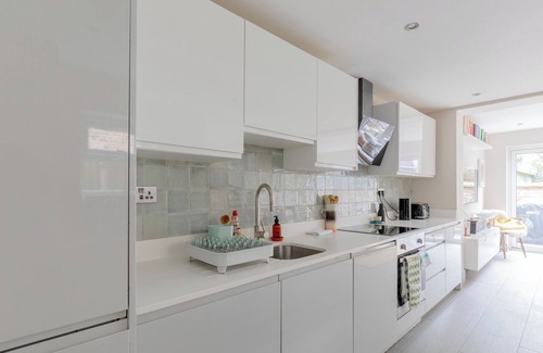 Leabridge Apartment | Contemporary 2BD Cottage-Style Flat, Hackney